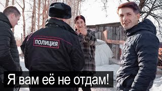 ЗЛАЯ БАБКА СПРЯТАЛА СВОЮ РАБЫНЮ В ШКАФУ.