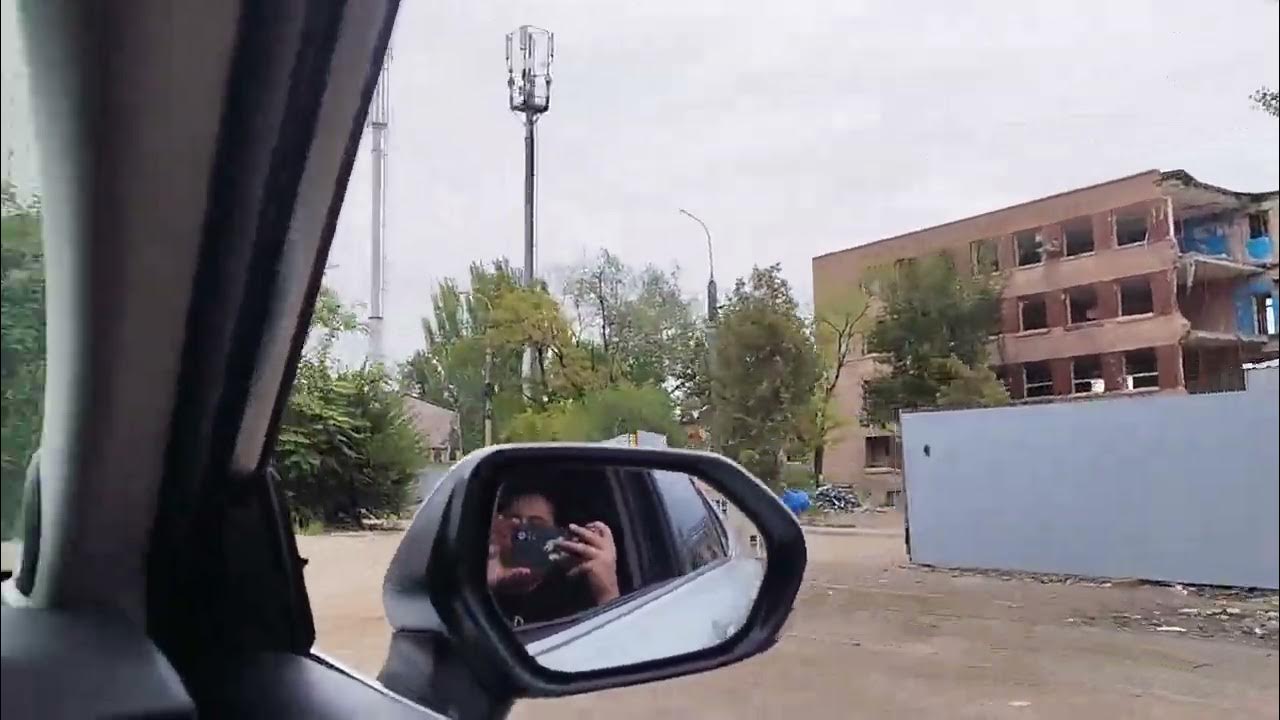 После этой поездки. Ноги из машины. Вид из окна машины на трассе. После этой поездки. Путешествие на машине.