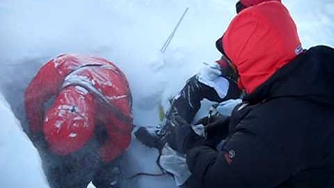 Digging Snow Pit - BSES Extreme Arctic 2009