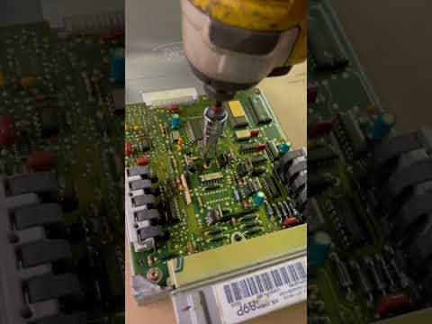 Video: Zit de ecu in de motor?