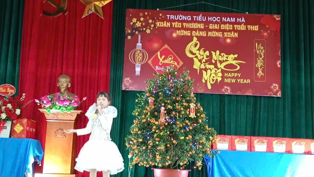 “Bụi phấn”  Em Bảo Khánh – Sao Nhi đồng 2D biểu diễn.