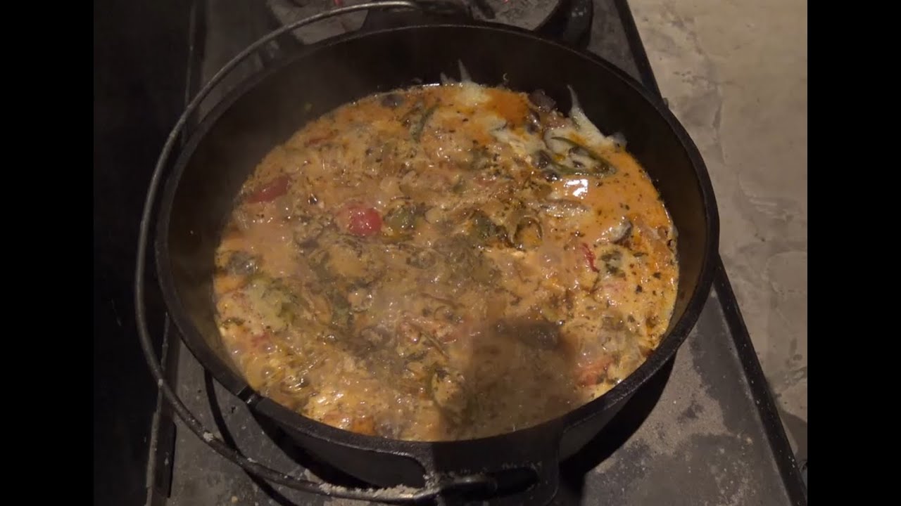 Vegetarischer Nudel Gemüse Topf aus dem Dutch Oven oder Backofen