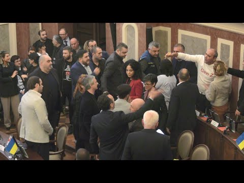 ხმაური და დაპირისპირება საკრებულოში