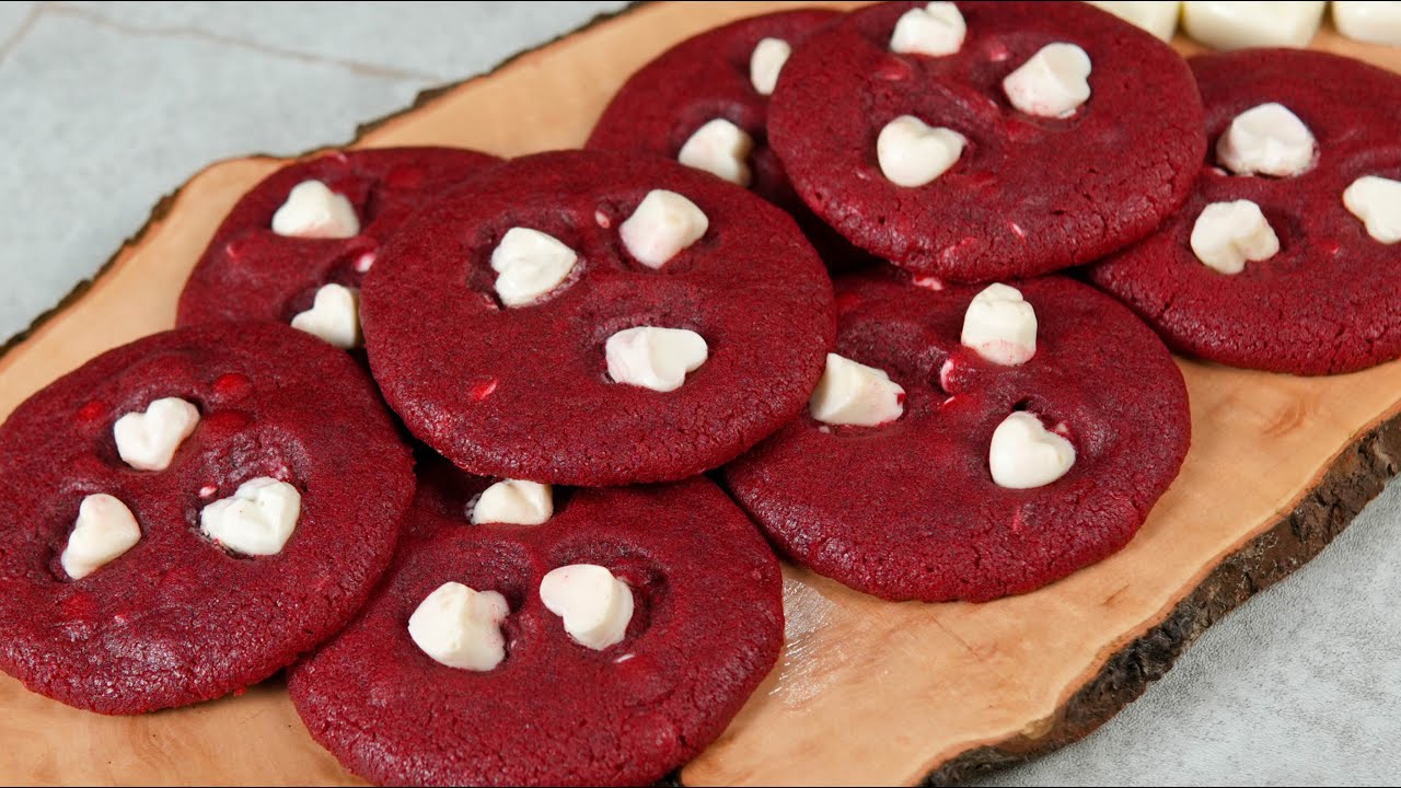 Easiest red velvet chocolate chip cookies loaded with white chocolate | Hello cookie
