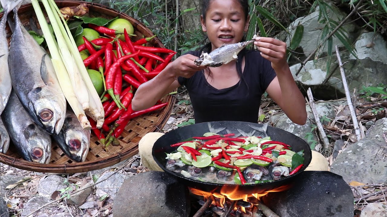 Survival skills: Cooking fish spicy with Chili and Lemon for Dinner in