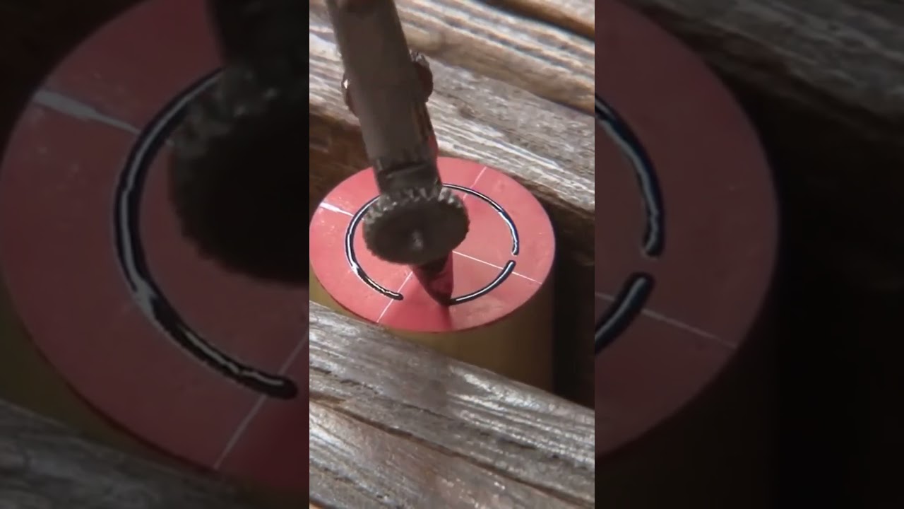 Удивительно как мастер вырезает печать