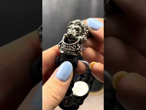 Браслет-оберіг "Лев" з рунами й паракордом, застібкою-левом з мельхіору та індивідуальним гравіюванням на намистині Зодіаку, видео 1