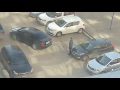 Мужик пытается выехать с парковки