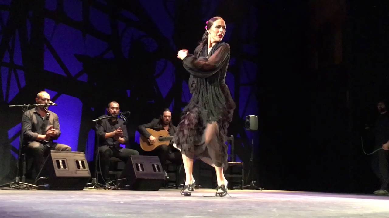 Anabel Veloso bailando Taranto en la Final del Cante de las Minas 2016