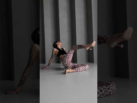 Спортивный женский комбинезон комбинированный на карабинах с легким бразильским пуш-ап (черный + лео), видео 1