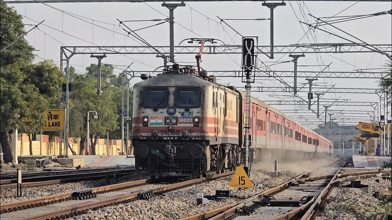 Delhi Jaisalmer Runicha Express LHB fied, skipping Sambhar Lake - YouTube