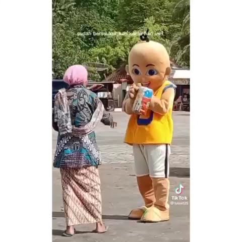 Nenenk Beri Uang ke Badut Upin Yang Sedang Ngamen Bikin Warganet Terharu