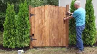 A gate closer that works on gates with a flat surface, works on metal, wood, or vinyl, this gate closer has 4 holes that you attach to 