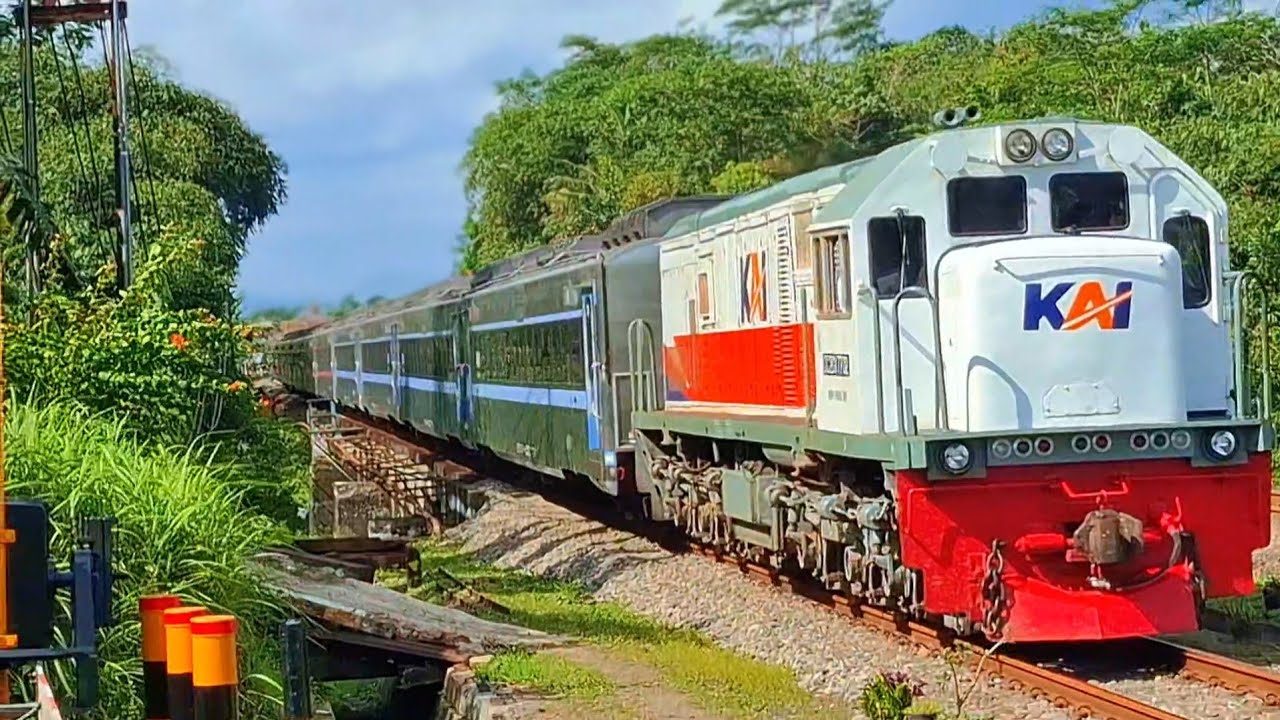 KERETA API PANJANG‼️ HUNTING 30 KERETA API NGEBUT DI PERLINTASAN MENIKUNG