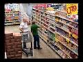 Amigos da Onça - Amigos pegam mercadorias dos carrinhos dos outros