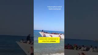 Migranti Na Krétě Způsobili Rozruch. Turisté Je Odháněli A Loď Tlačili Zpět Na Moře.