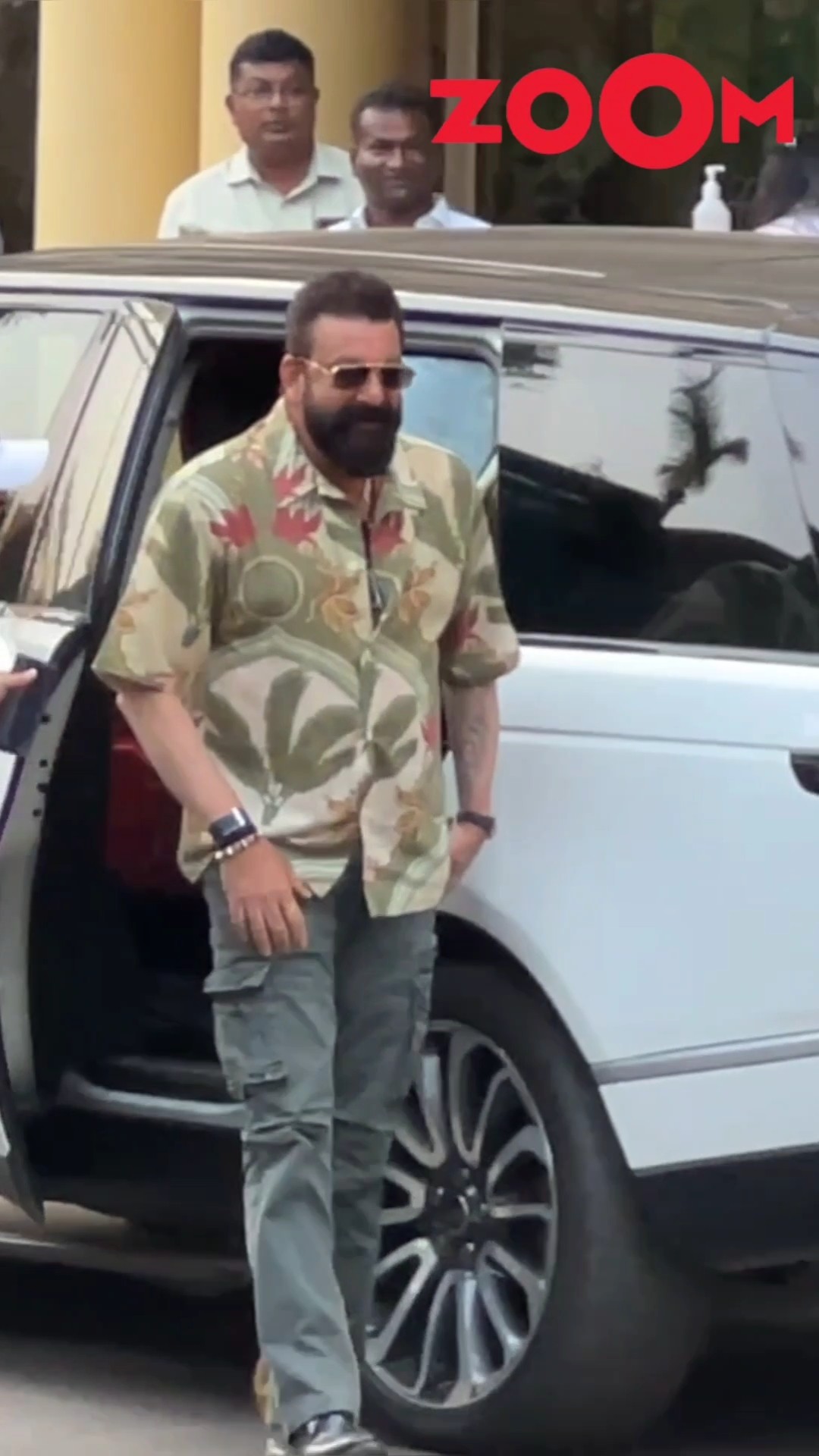 Sanjay Dutt ARRIVES at Lilavati hospital to take an update of Saif's health #shorts