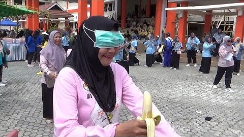 LOMBA MAKAN PISANG DALAM RANGKA HUT DHARMA WANITA PERSATUAN (DWP) KE 26, DI KAB. TOJO UNA-UNA.