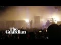 Poznati pjevač kolabirao na bini, prekinut koncert