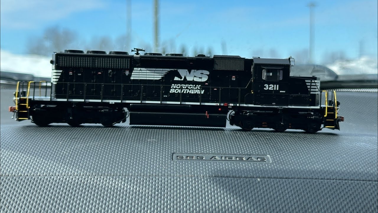Scale trains run 7 SD40-2 running session￼