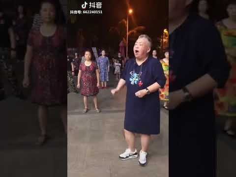 Китайсике бабушки танцуют под громкую музыку