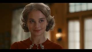 The First Lady (Blonde Cailee Spaeny )