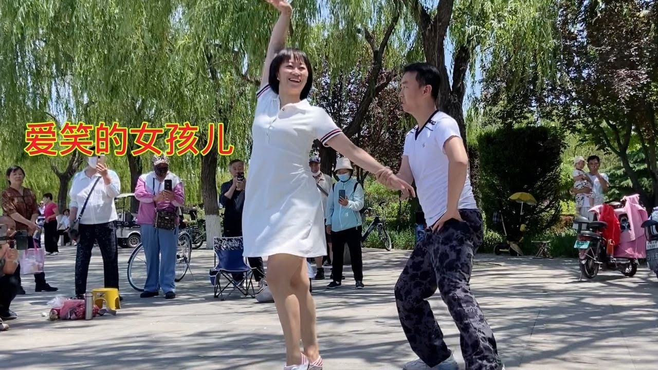 兄妹倆廣場熱舞《一個多情又無情的人》,妹妹是個愛笑的女孩兒 - YouTube
