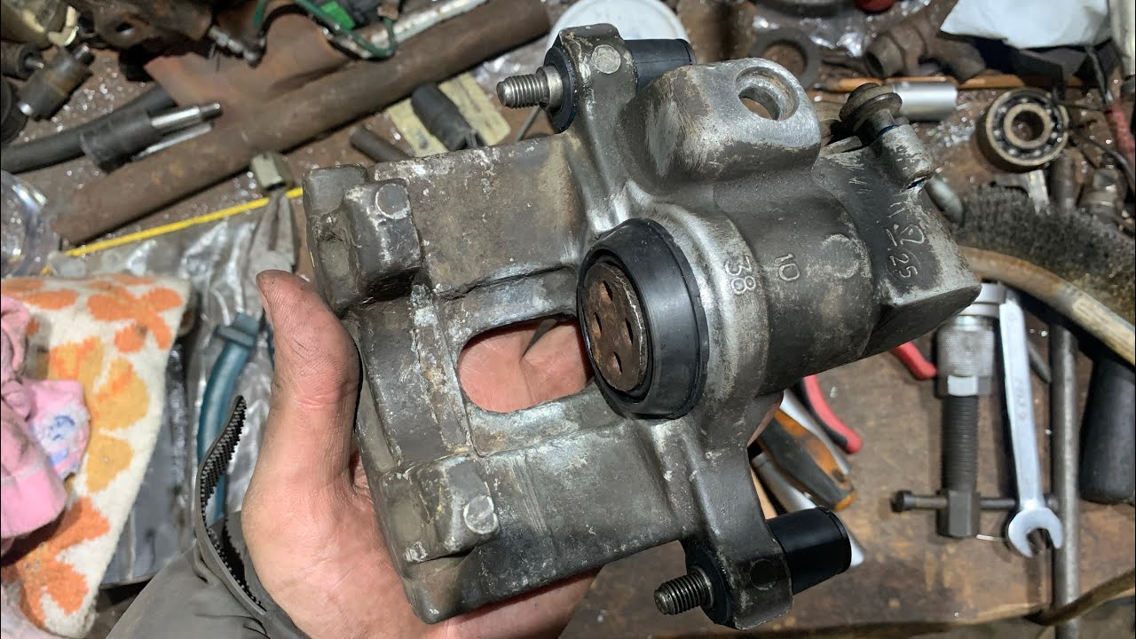 Переборка суппорта своими руками. Заклинил шток ручника. - YouTube