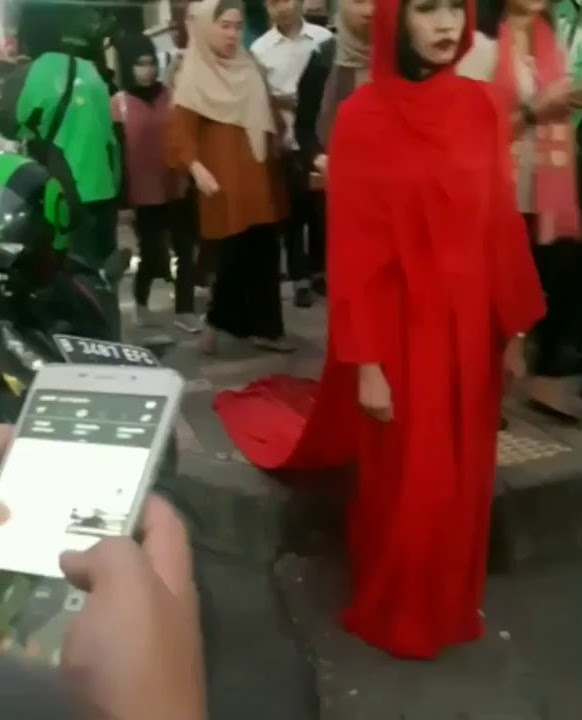 wanita misterius berbaju merah d margonda depok!!!menjadi viral!!!