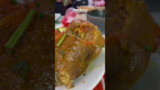 Cola de res, huesos de cerdo y chuletón de cerdo en la plaza de mercado la perseverancia en Bogotá