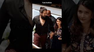 Exclusive 🤩 video of Rocking Star YASH🖤 & Radhika Pandit💙 ma'am #nimmayash #nimmarp #love #couple