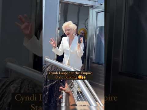 Video Cyndi Lauper at the Empire state building