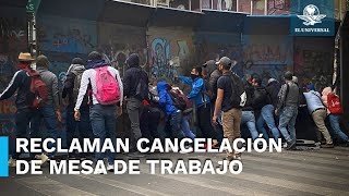 Protestan normalistas de Guerrero en Segob y tiran vallas de protección