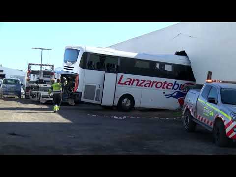 Aparatoso accidente de una guagua en Arrecife