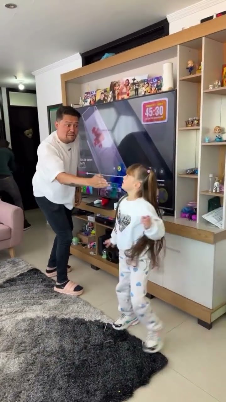 Cuando tu hija quiere jugar  #humor #cosasdefamilia #comedia #cosasdecasa #funny #cosasdemamas