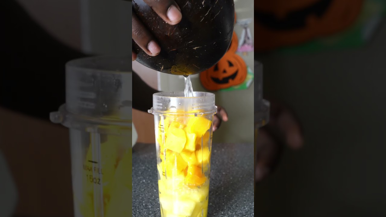 Шеф-повар Бино готовит тропический кокосовый смузи в миске🌺🥥 