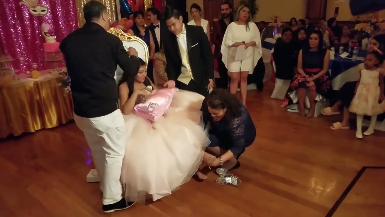 Entrega de la ultima muñeca ,coronación y cambio de zapatillas d la Quinceañera GABY GONZÁLES RINCÓN