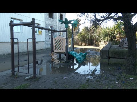 საბავშვო ატრაქციონები, საცხოვრებელი სახლი და ღია საკანალიზაციო ჭა ერთ სივრცეში