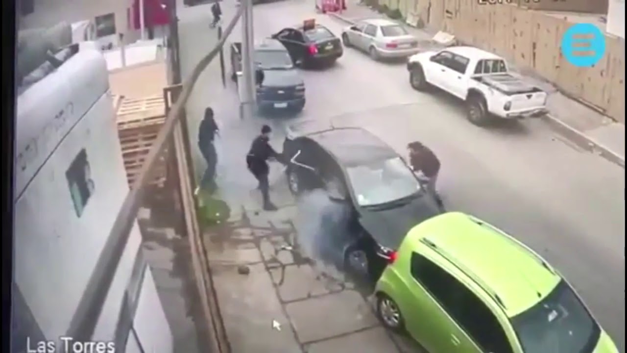 ⁣ЗВЕРСКИЙ УГОН МАШИНЫ НА ГЛАЗАХ У ВСЕХ. БУДЬТЕ ОСТОРОЖНЫ