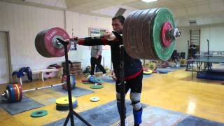 Dmitry Klokov 250kg (550lb) ass to the grass front squat - with pause
