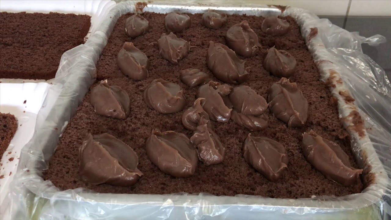 MONTANDO RECHEANDO E DECORANDO BOLO DE 80 PESSOAS DE BRIGADEIRO