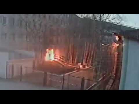 🔥Ночью неизвестный забросал военкомат в Нижневартовске «коктейлями Молотова».