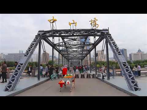 上有政策、下有對策。中國甘肅省 蘭州 黃河鐵橋上因地制宜的攤車 |  Zhongshan Bridge by the Yellow River in Lanzhou Gansu China