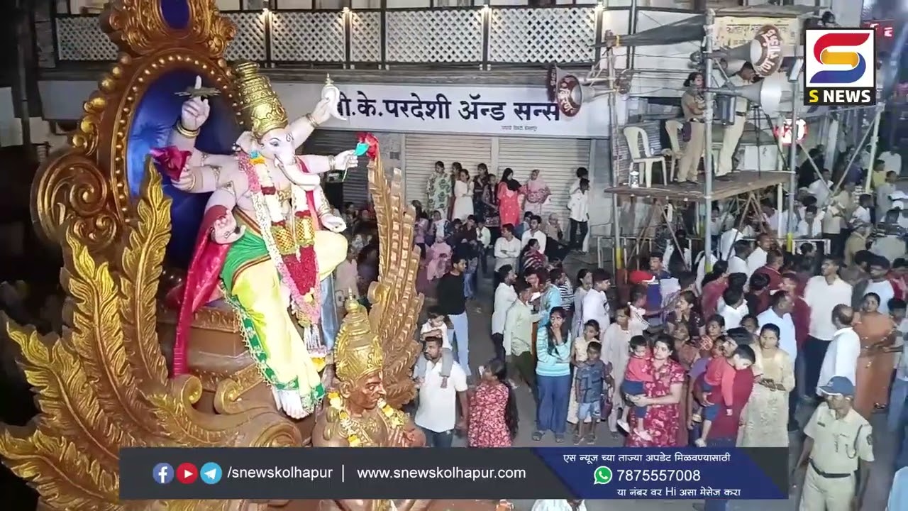 खाकी वर्दीतल्या कोल्हापूरच्या दोघी लेकींनी मिरवणुकीची जबाबदारी यशस्वीरीत्या पार पाडली.