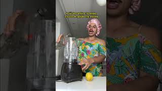 A Tia Da Cantina Fazendo Suco De Goiaba Na Escola