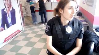 Полицейская из Мариуполя носит НАГРУДНЫЙ знак там где ей удобно