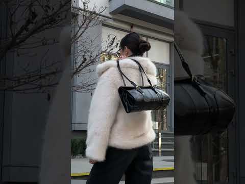 Сумка жіноча Medium Leather Shoulder Bag Black, видео 1