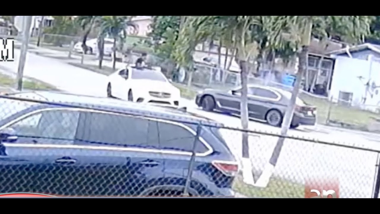 americateve | Captado por la cámara: Hombre dispara desde un auto en movimiento en un barrio de Broward