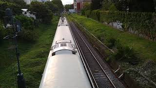 Tren de pasajeros de larga distancia pasa debajo del puente Jorge Newbery, Buenos Aires, Argentina