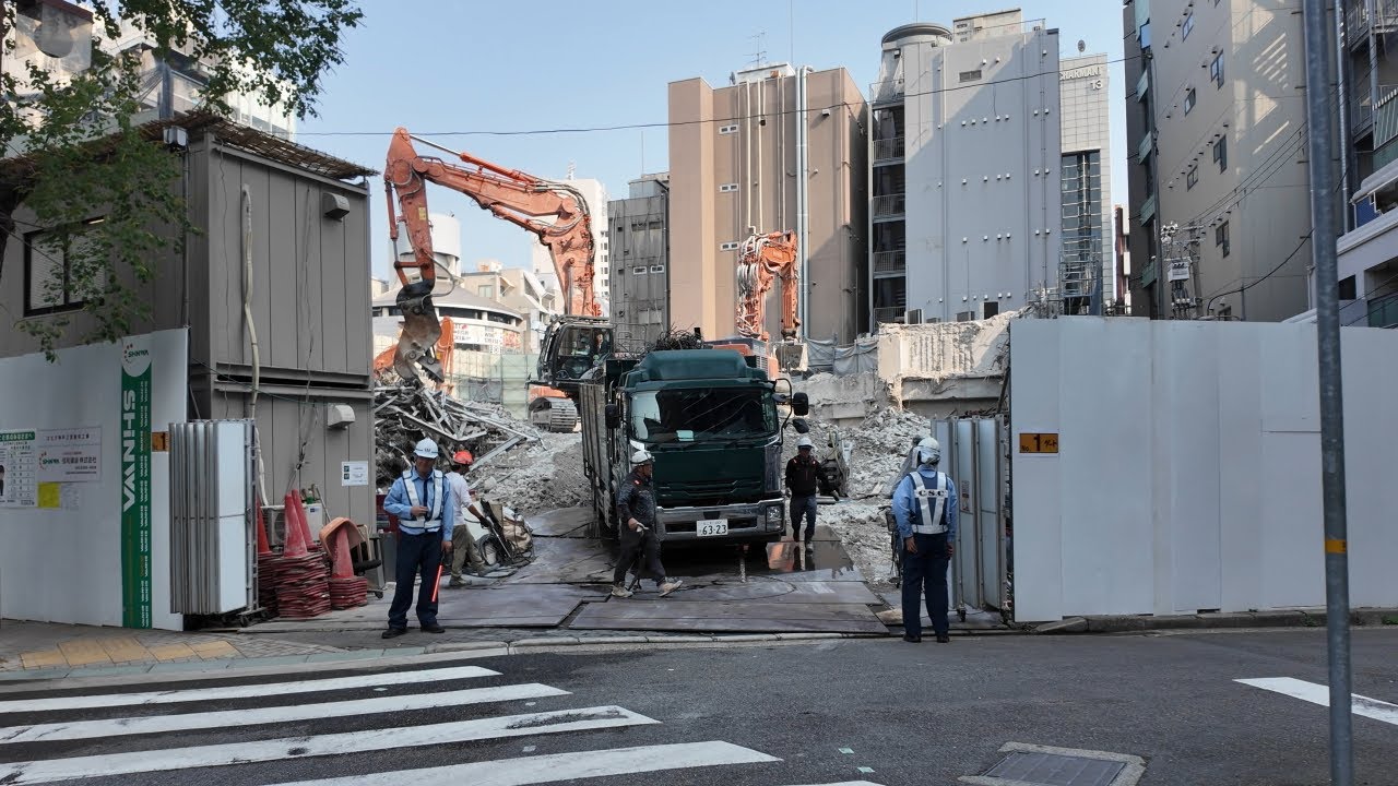 神戸中央区 三宮 旧東急ハンズのビル取り壊しと生田新道・サンキタ通りを阪急神戸三宮駅まで歩き撮り(2025年7月) - YouTube